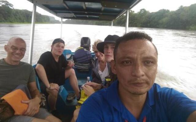 Hotel Cabinas y Tour Aaron Tortuguero