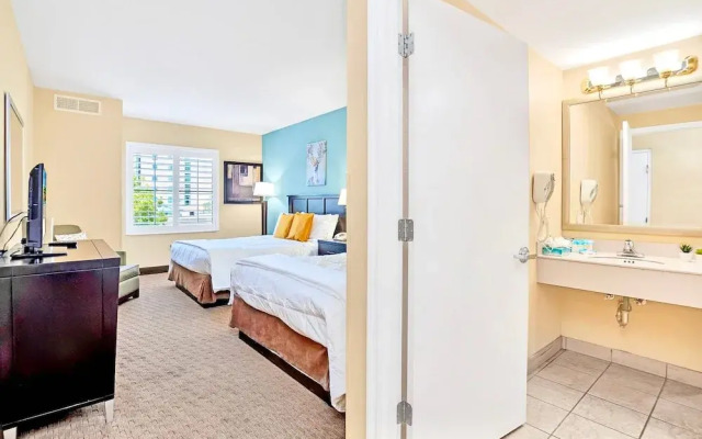 Apt Close to Universal Studios With Hot Tub, Pool!