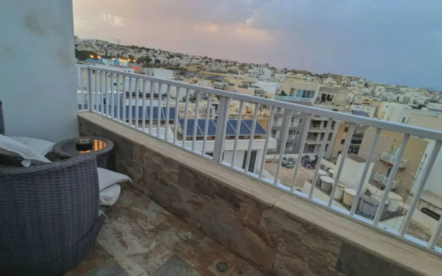 Modern 3 Bedroom Penthouse With Rooftop Views