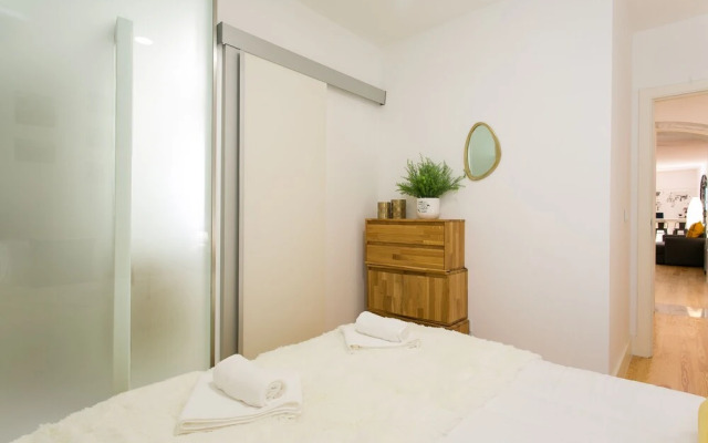 ALTIDO Modern Apt for 5 w/ workspace&private entrance, moments from Lisbon Cathedral