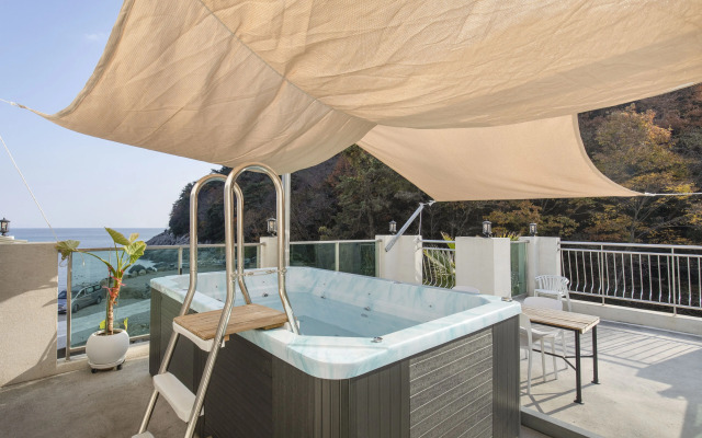 Lim Sea Side Poolvilla Pension