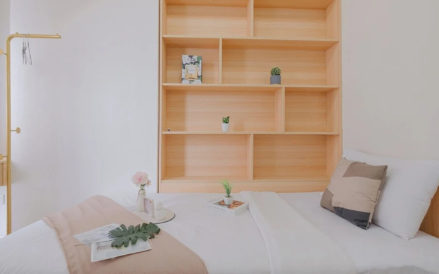 Restful And Minimalist Studio Room Tokyo Riverside Pik 2 Apartment – Guest Rooms – Jakarta
