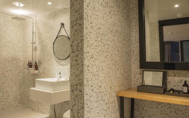GRAY195 Hotel