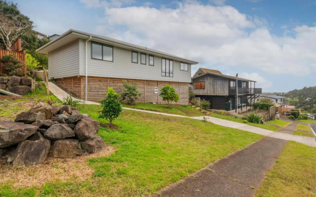 Manuka Lodge - Tairua Holiday Home