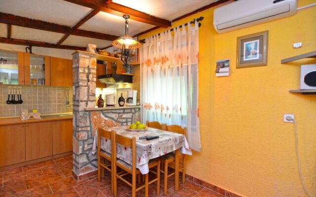 Apartment 498