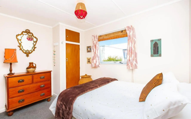 Lorenzen Bay Bungalow - Raglan Holiday Home