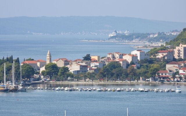 Nice Home in Podstrana with Hot Tub, WiFi & 4 Bedrooms