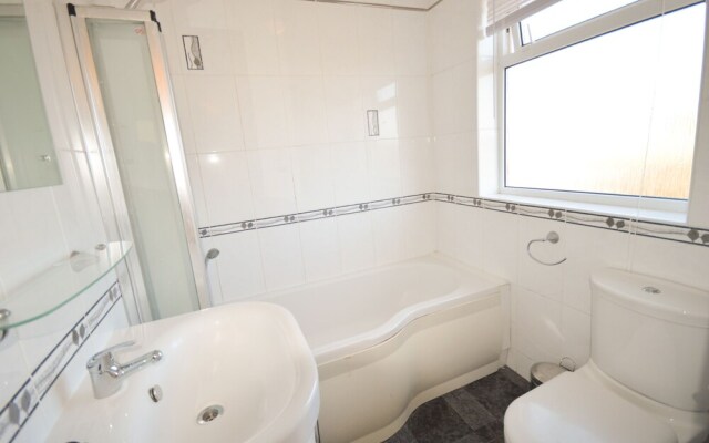 Fantastic 4 Bedroom House In Bath With Garden