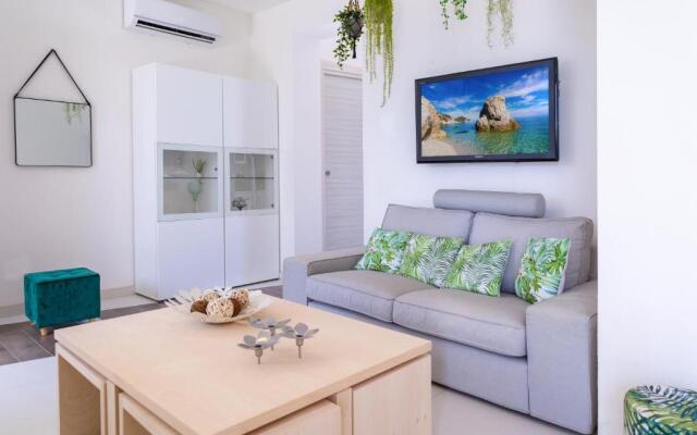 Wonderful Emerald and Gold Apartments with Parking