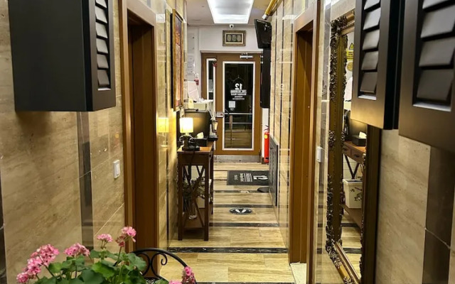 12 Rooms Boutique Hotel
