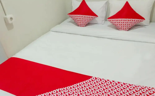 OYO 737 Kamar Keluarga Mahkota 8