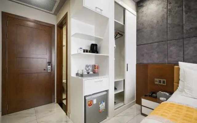 HANZ The Moon Hotel 1