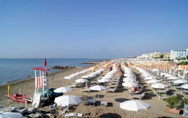 Cozy Studio With Pool in Caorle