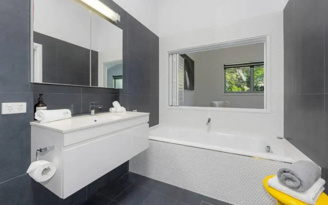 Laze @ Lighthouse - family home with heated pool