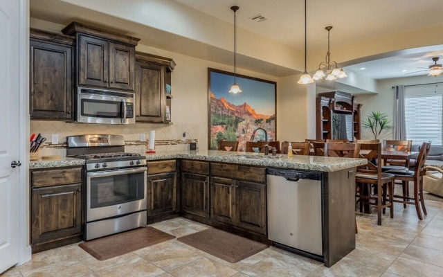 Desert Canyon Paradise 4 Bedroom Apts by Redawning