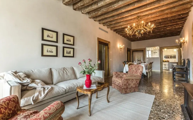 Palazzina Canal - Experience and Enjoy 5 Elegant Bedrooms