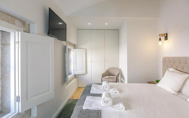 LovelyStay - Downtown Studio with Pool, AC and Balcony