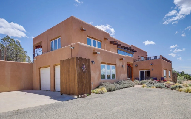 Casa al Reves Pueblo-style House With Views!
