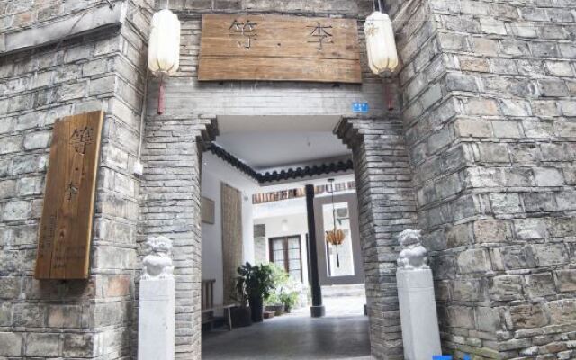 Fenghuang Dengli Courtyard Inn (East Gate of the Ancient City)