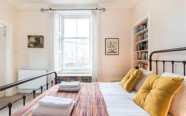 Spacious & Unique city central 1 bed with WiFi
