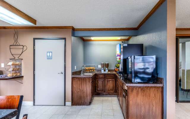 Econo Lodge Inn & Suites Auburn