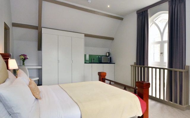Arch hotel