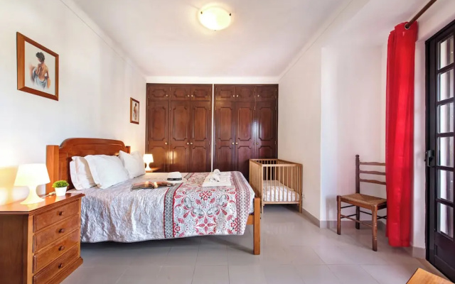 Spacious 4 Bedroom Villa, Private Pool, Free air Conditioning and Wifi
