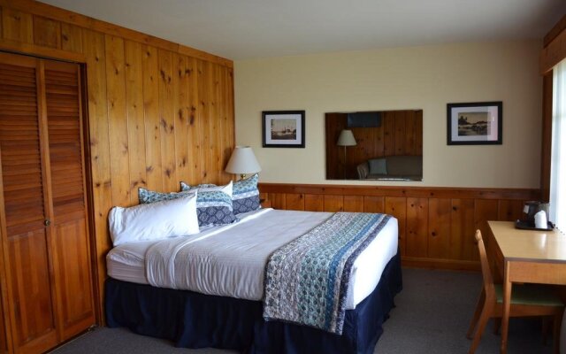 Buzz's Lakeside Inn