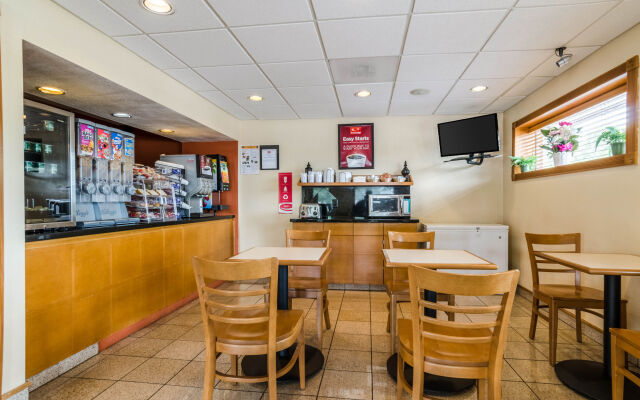 Econolodge Inn & Suites