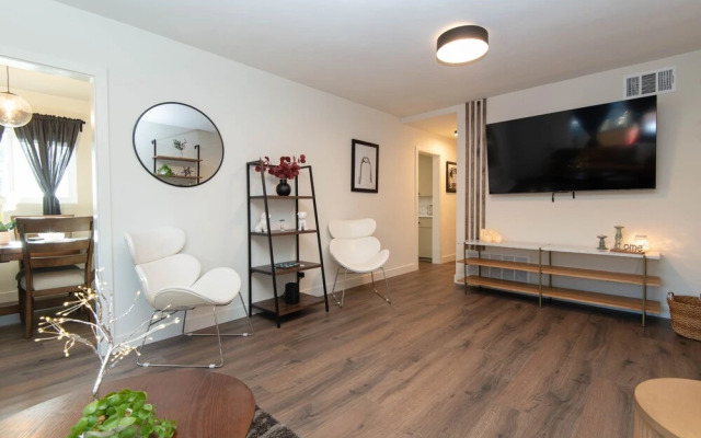 Stylish Apartment near Dodger St