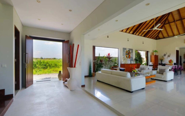 Luxury Private Villa, 4 BR, Canggu w/ Staff