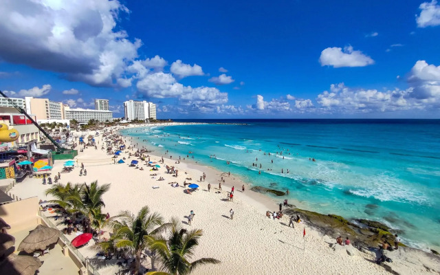 Paradise Beachfront & Nightlife Heart