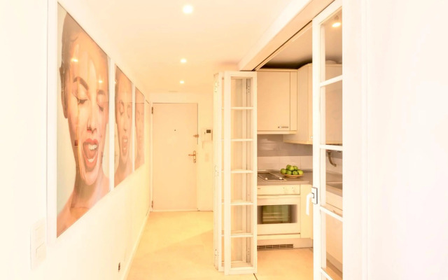 Swimming pool apartment with private parking