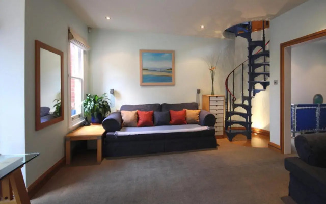 8 Ravenscourt Gardens