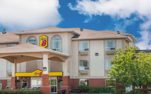 Super 8 by Wyndham High River AB