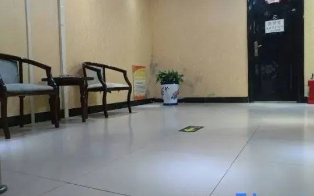 Xinzheng Huatai Express Hotel