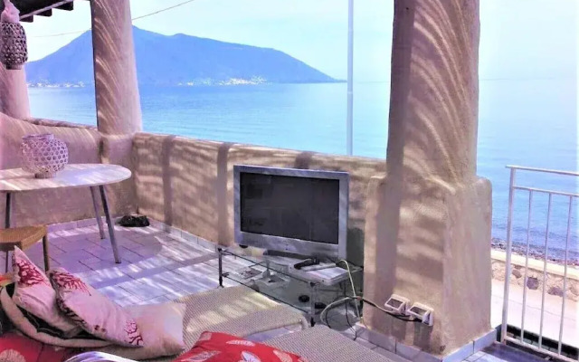 Seafront Apartment - Beach in front