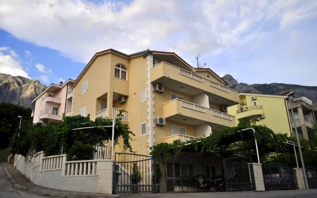 Ivi - big Parking and Courtyard - SA3