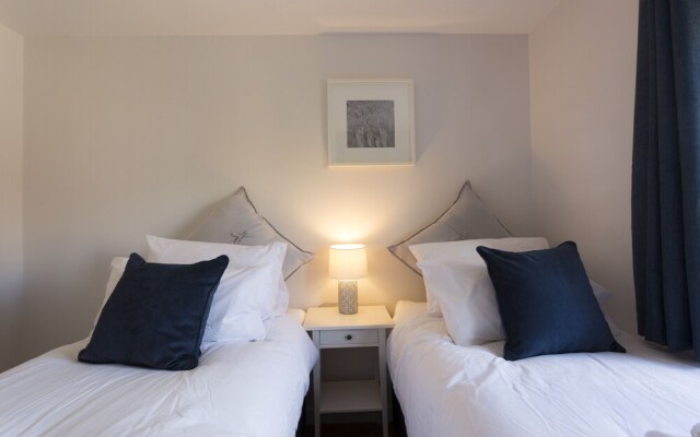 The Rectory Apartment + Free Parking