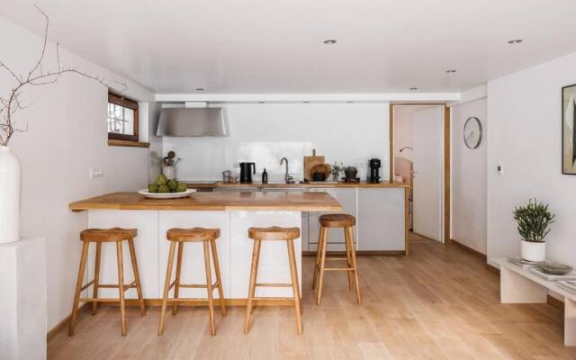 Spacious, contemporary 5Br Chalet with glacial views