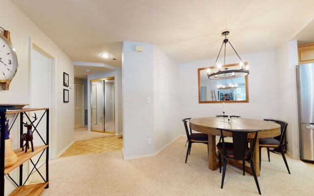 Silver Bear 21 Updated, Light and Bright, Walk to Canyon Lodge and Gondola by RedAwning