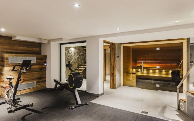 Chalet Black Squirrel Luxury Retreat With hot tub Sauna