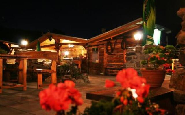 Pod Hradom Restaurant & Pension