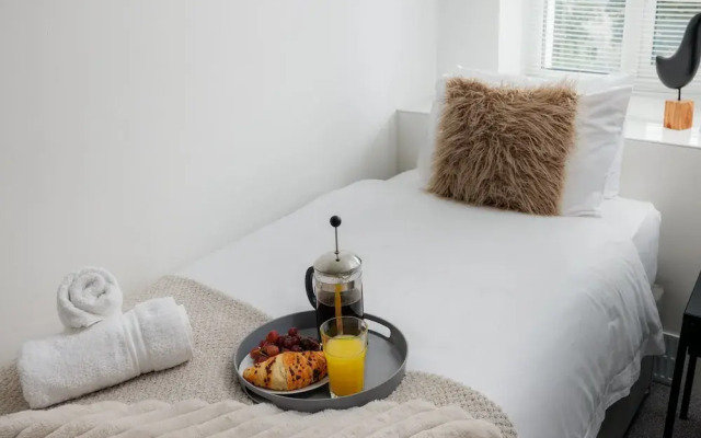 Modern 3 Bed Apartment - Parking