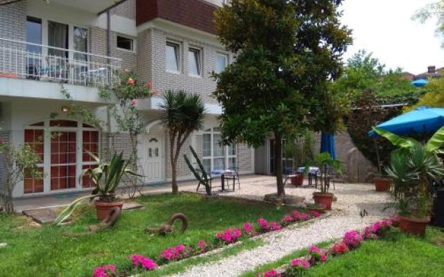 LaRos Apartments