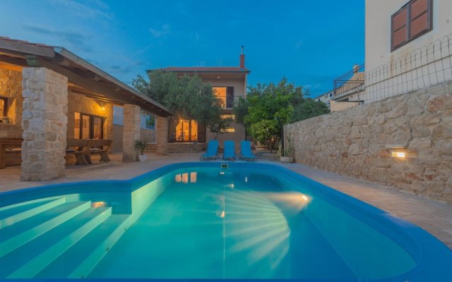 Awesome Home in Betina With Wifi, Outdoor Swimming Pool and Jacuzzi