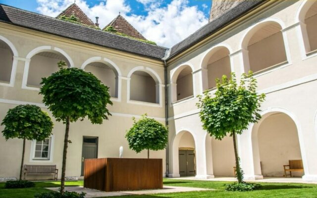 Deluxe Loft With Terrace in the Historic Centre of Krems