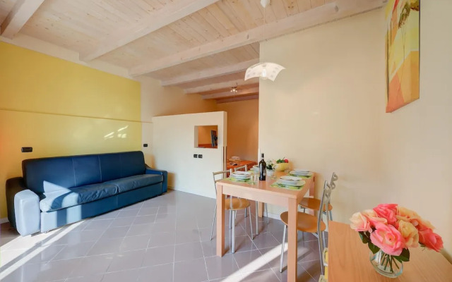 Yellow Apartment Desenzano With Smart TV