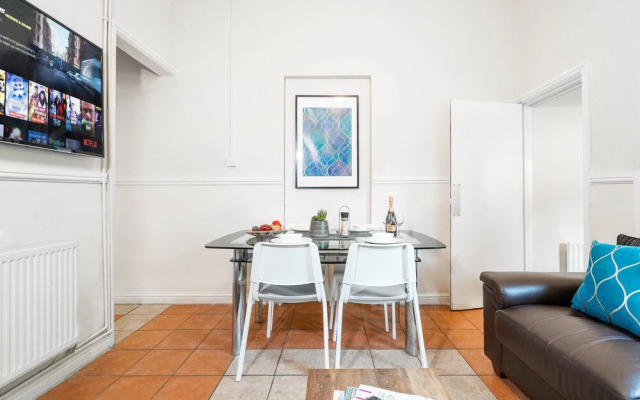 Birmingham Townhouse With Garden and Parking