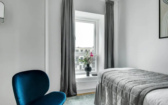 Bright and Spacious Apartment near metro station and a supermarket